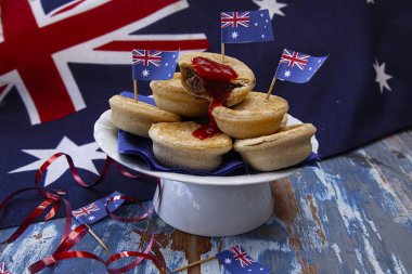Avustralya bayrağında domates soslu geleneksel etli turtalar Avustralya Günü partisi ya da Anzak Günü için.