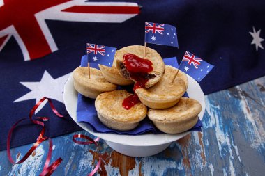 Avustralya bayrağında domates soslu geleneksel etli turtalar Avustralya Günü partisi ya da Anzak Günü için.