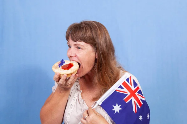 Una Mujer Mediana Edad Con Cabello Castaño Claro Comiendo Pastel —  Fotos de Stock