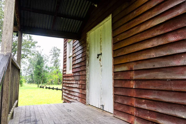 Trä Veranda Gammal Väderbräda Byggnad Med Vit Tunga Och Spår — Stockfoto