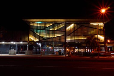 Mackay, Queensland 'daki Sydney Caddesi Marketleri. Geceleri duvarda geometrik desenler ve ışıklar var..                             