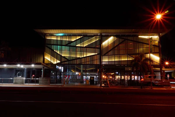 Mackay, Queensland 'daki Sydney Caddesi Marketleri. Geceleri duvarda geometrik desenler ve ışıklar var..                             