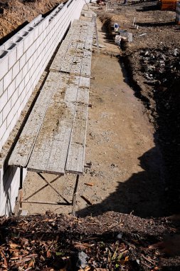 İnşaat alanı dikey biçiminde beton ya da beton blok duvarı inşa ediliyor..