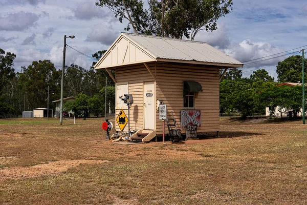澳大利亚的一个小国家的火车站大楼已不再使用 收集了一些旧的铁路标志 — 图库照片