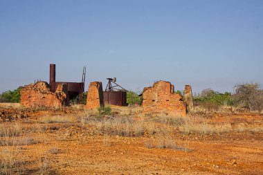 Ravenswood, Queensland, Avustralya 'da eski altın madeni makineleri ve inşaat kalıntıları..
