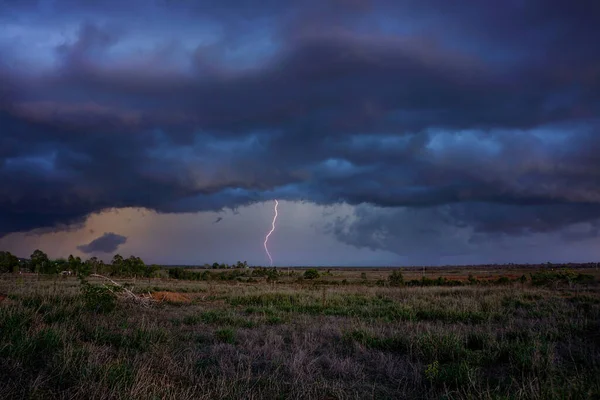 Tarde Tardia Tempestade Com Nuvens Negras Relâmpagos Outback Queensland — Fotografia de Stock