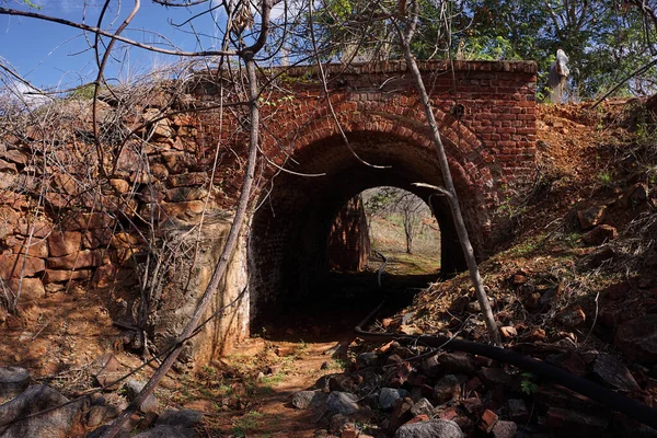 Ruínas Cobertas Uma Antiga Ponte Ferroviária Tijolos Ravenswood Queensland Austrália — Fotografia de Stock