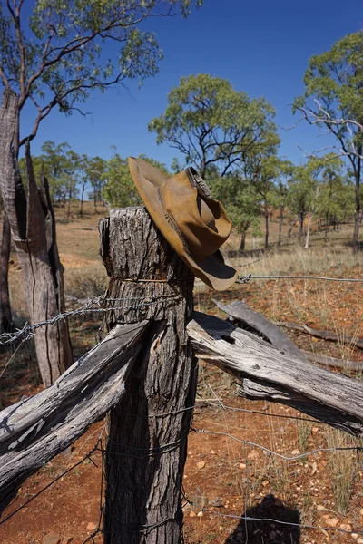 Vieux Chapeau Bushmans Australien Battu Délabré Laissé Sur Poteau Clôture — Photo