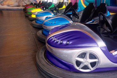 Eğlence fuarındaki çarpışan arabalar ya da onlardan kaçanlar sabahın erken saatlerinde küçük bir tarım fuarında güne başlamak için sıraya girerler..