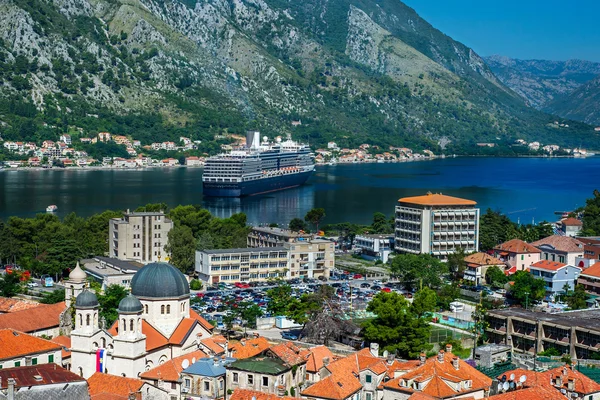 Eski şehir ve Kotor Koyu'nun Karadağ Üstten Görünüm