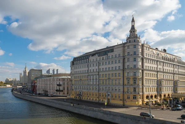 Moskvoretskaya Rıhtımı - görünümü büyük Moskova Nehri Köprüsü'nden