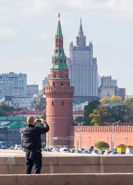 Turistler fotoğraf çekmek senin telefon kulesi, Moskova Kremlin üzerinde Ru