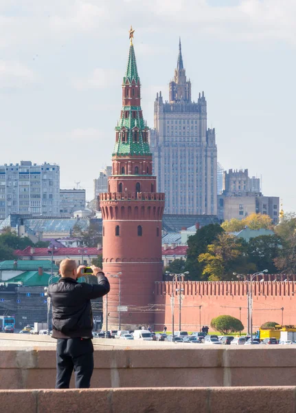 Tourists take pictures on your phone tower of Moscow Kremlin, Ru — Stock Photo, Image