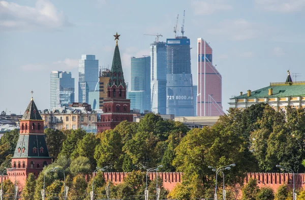 Moskova Kremlin Moscow City arka planda — Stok fotoğraf