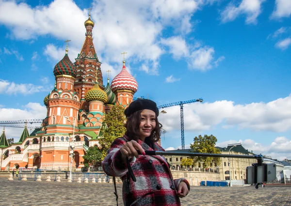 Moskova, Rusya, 01.10.2014 - Çinli turist alır resimleri selfie-sopa ile smartphone üzerinde Kızıl Meydan