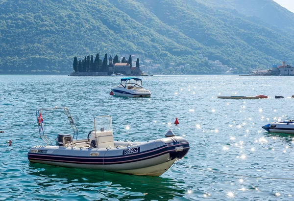 Defne Perast Adaları, Monte arka plan üzerinde gemilerde
