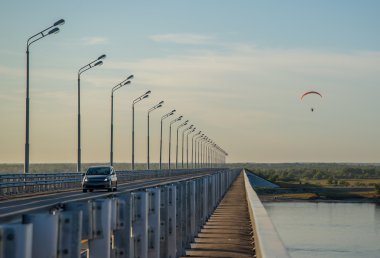 Yamaçparaşütü sinekler kanat yakınındaki köprünün üzerinden araba gider