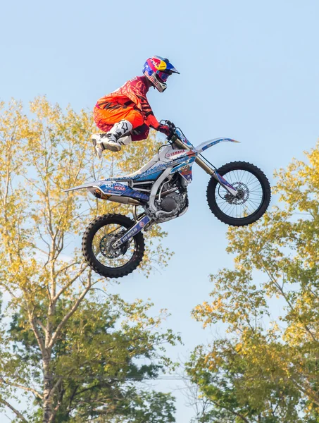 KHABAROVSK - 23 AGOSTO: Un pilota professionista alla FMX (Freestyle — Foto Stock