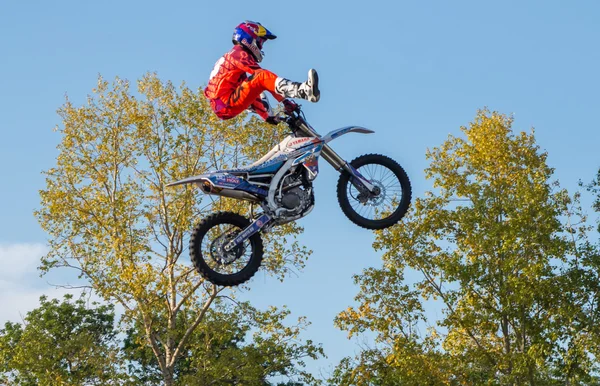 KHABAROVSK - 23 AGO: Un piloto profesional en la FMX (Freestyle — Foto de Stock