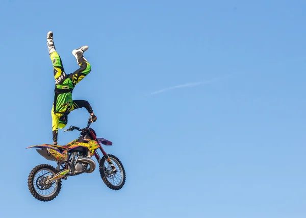 Khabarovsk - Aug 23: En professionell ryttare på Fmx (Freestyle — Stockfoto