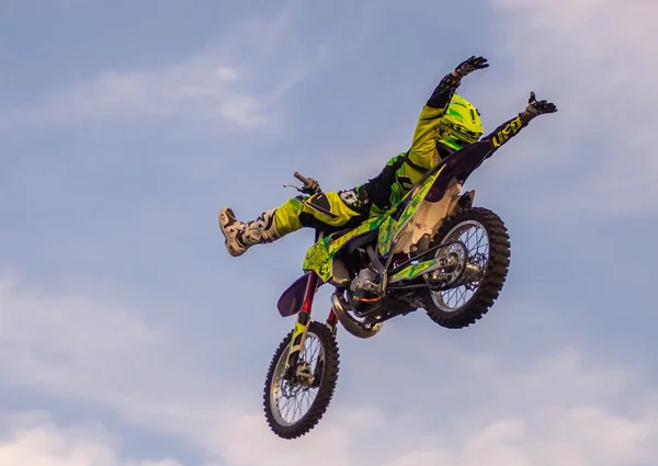 Khabarovsk - Aug 23: En professionell ryttare på Fmx (Freestyle — Stockfoto