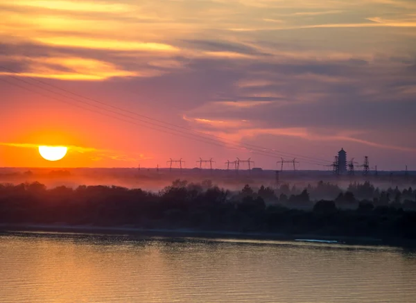 Amur Nehri'nde yaz - arka planda günbatımı 