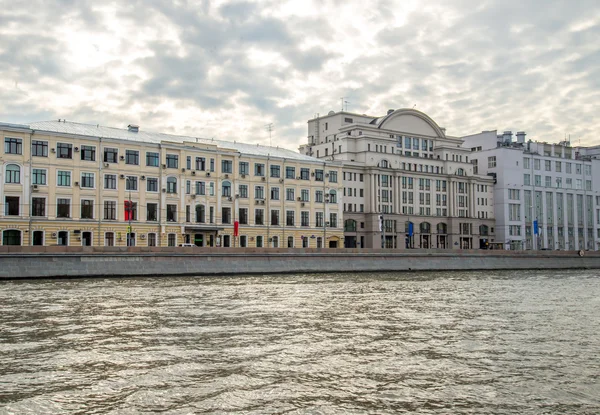 Yaz Moskova nehri geçip eski binaların görünümü