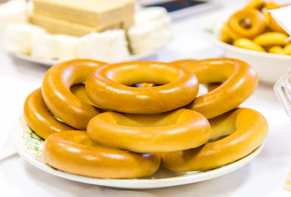 Çay içmek için masada simit ile çanak