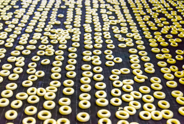 Donut ekmek fabrikasında pişirme sırasında teyp üzerindeki