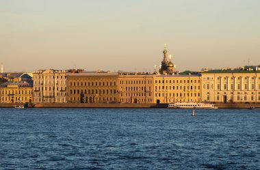 Neva Nehri yaz - Gösterim tarihi binaların gün batımında