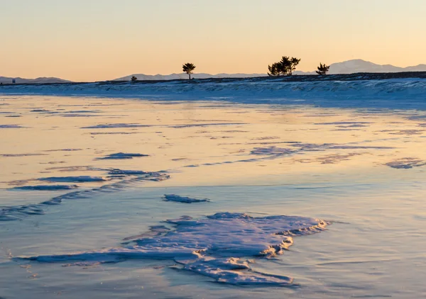 Winterlandschap op de oevers van ijs Lake Baikal, Rusland — Stockfoto