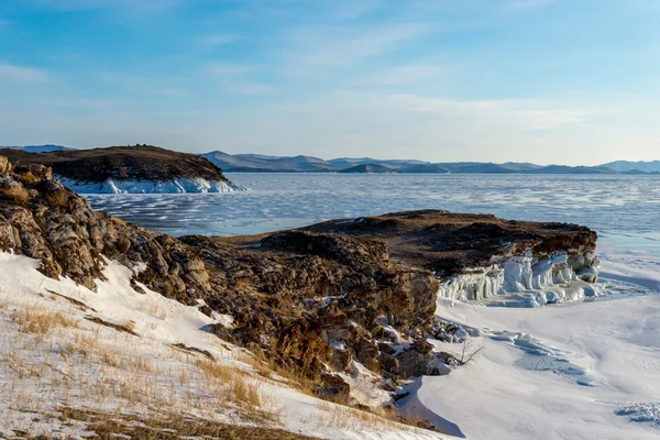 Zimní krajina na břehu ledové jezero Bajkal, Rusko — Stock fotografie