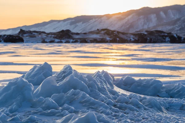 Küçük bir Deniz Baykal Gölü sıçrama buza gün batımında. Rusya