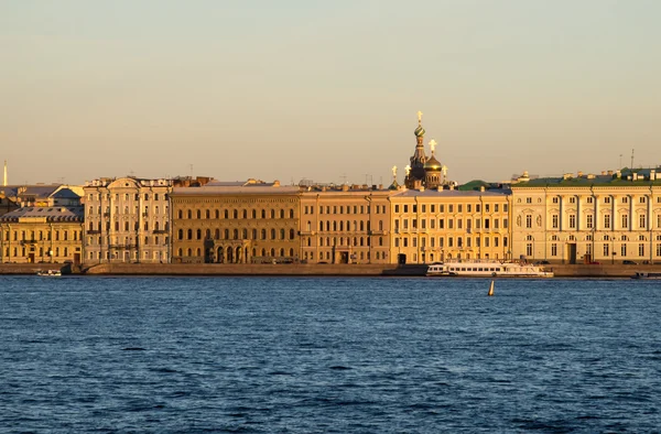 Neva river at sunset in summer - views of the historic buildings — Stock Photo, Image