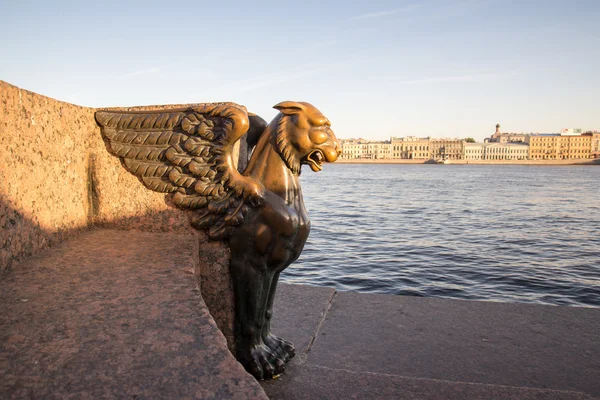 Neva bac üzerinde Üniversitesi dolgu üzerinde bir griffin heykeli