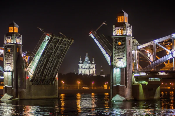 Rozvedená v noci Bolsheokhtinsky Bridge Petra Velikého v S — Stock fotografie