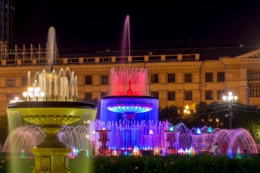 Khabarovsk ana meydanında ışıklı çeşmeler, Rusya -