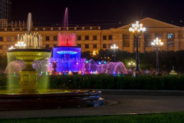 Khabarovsk ana meydanında ışıklı çeşmeler, Rusya -