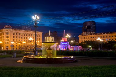 Khabarovsk ana meydanında ışıklı çeşmeler, Rusya -