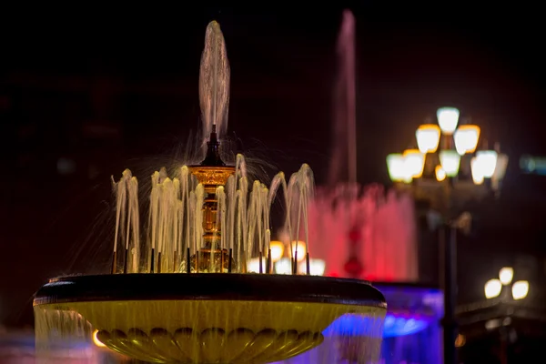 Illuminated fountains on the main square of Khabarovsk, Russia - — Stock Photo, Image