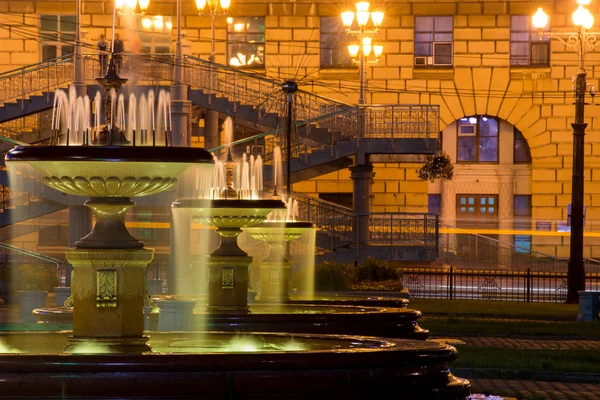 Khabarovsk ana meydanında ışıklı çeşmeler, Rusya -