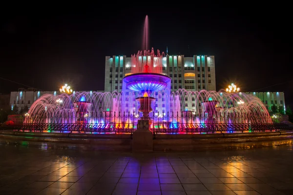Освещённый фонтан на главной площади Хабаровска, Россия  - — стоковое фото