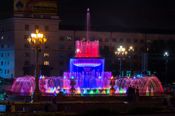 Khabarovsk ana meydanında ışıklı çeşmeler, Rusya -