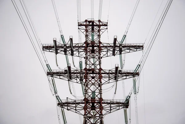 Потужність ліній, пілона, вежі підключено на електростанції — стокове фото