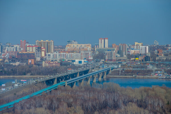 Вид на Новосибирск сверху - мост через реку Обь
