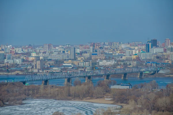 Вид на Новосибирск сверху - мост через реку Обь — стоковое фото