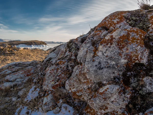 Winterlandschap: indrukwekkende rots op de oever van de ijzige lake B — Stockfoto