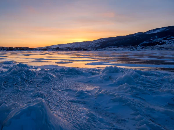 Puesta de sol en el hielo del lago Baikal, Rusia — Foto de Stock