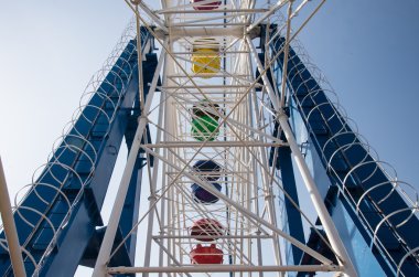 Gökyüzü arka plan üzerinde renkli dönme dolap