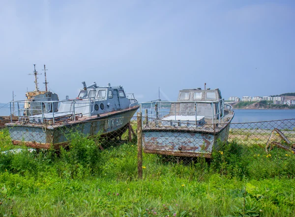 Ot, Japon Denizi kıyısında eski metal teknede
